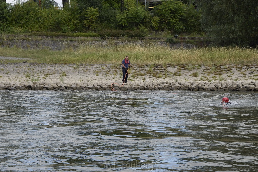 Uebung BF Taucher und Presse Koeln Zoobruecke Rhein P080.JPG - Miklos Laubert